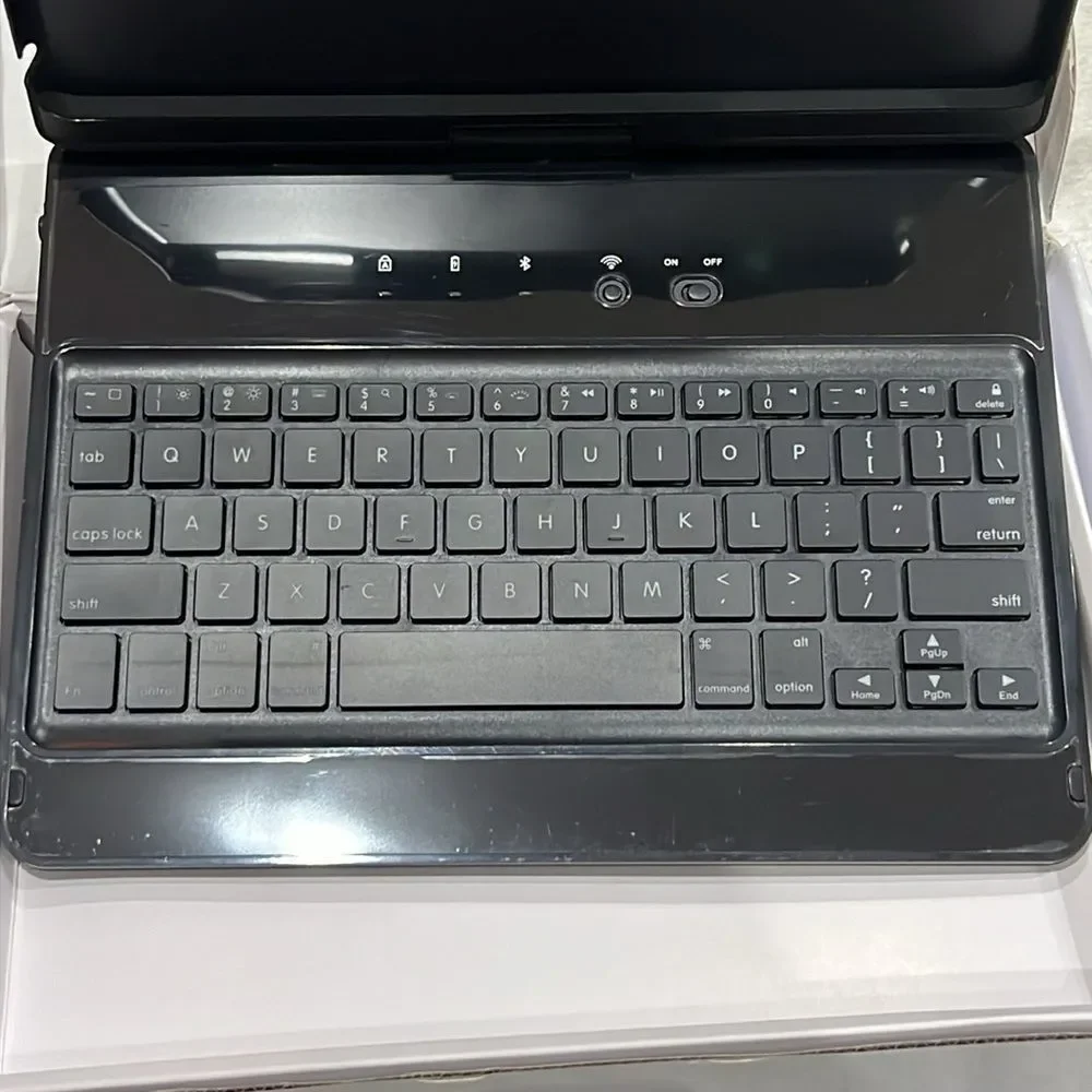 iPad Air Flip Turn Keyboard Case by iGEAR NWT